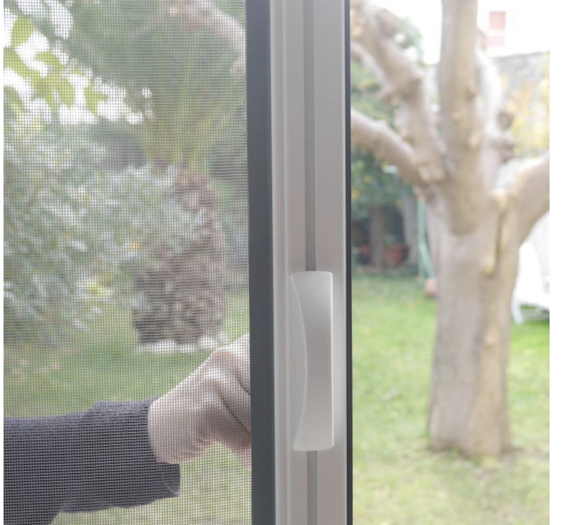 Pose de moustiquaires enroulables pour fenêtre d'une maison à Ecully près de Lyon