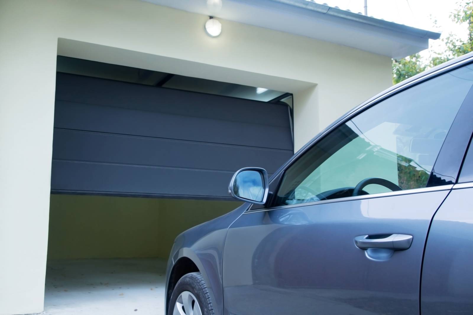 Installation de votre porte de garage sectionnelle en acier près de Lyon