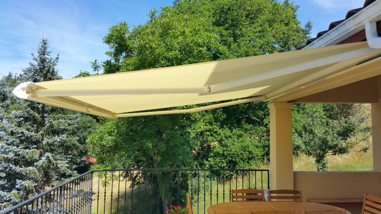 store terrasse électrique avec toile anti-UV à LYON