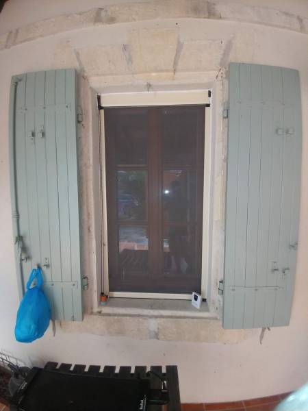 Pose de moustiquaires enroulables pour fenêtre d'une maison à Ecully près de Lyon